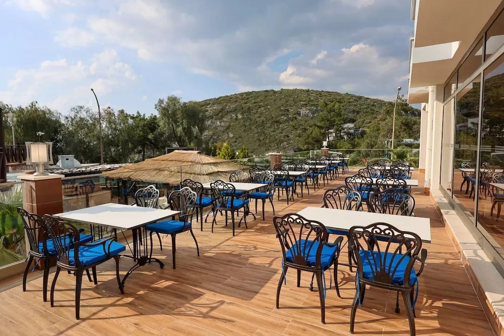 هتل رامادا هتل اند سوئیتس کوش آداسی